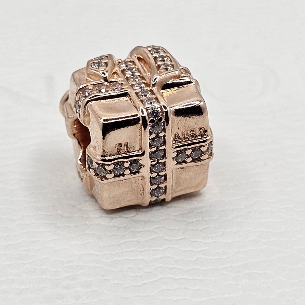 🎁Authentic Pandora ROSE GIFT CHARM - Picture 6 of 7